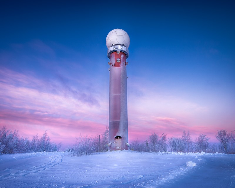 Снежный пейзаж с красным и белым маяком посередине (radar tower, зима, покрытый снегом, фиолетовое небо, восход солнца)