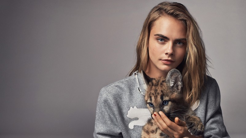 Размытое изображение женщины, держащей кота в руках (кара делевинь, cara delevingne, модель, блондинка, знаменитость)