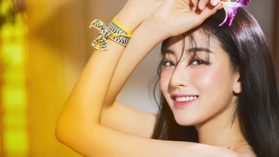 Jihyo de TWICE irradia alegría y elegancia en un vibrante entorno tropical, encarnando el espíritu del álbum "Taste of Love".