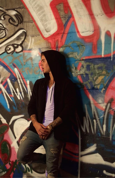 Justin Bieber vor einem lebhaften Graffiti-Hintergrund, der urbanen Stil und Attitüde verkörpert.