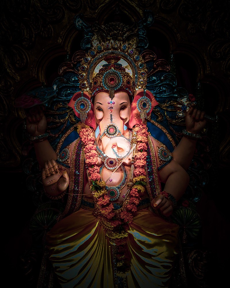 Изображение статуи женщины с свечой в руке (ганеш джи, ganesh ji, лорд)