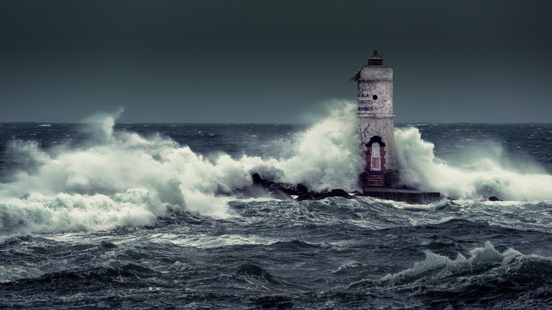 Арафед маяк посреди шторма с большой волной (море, волна, волновой ветер, маяк, океан)