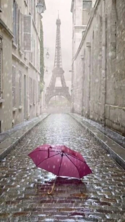 Encantadora calle lluviosa con paraguas y Torre Eiffel en París