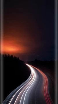 Carretera nocturna colorida con luces veloces al atardecer