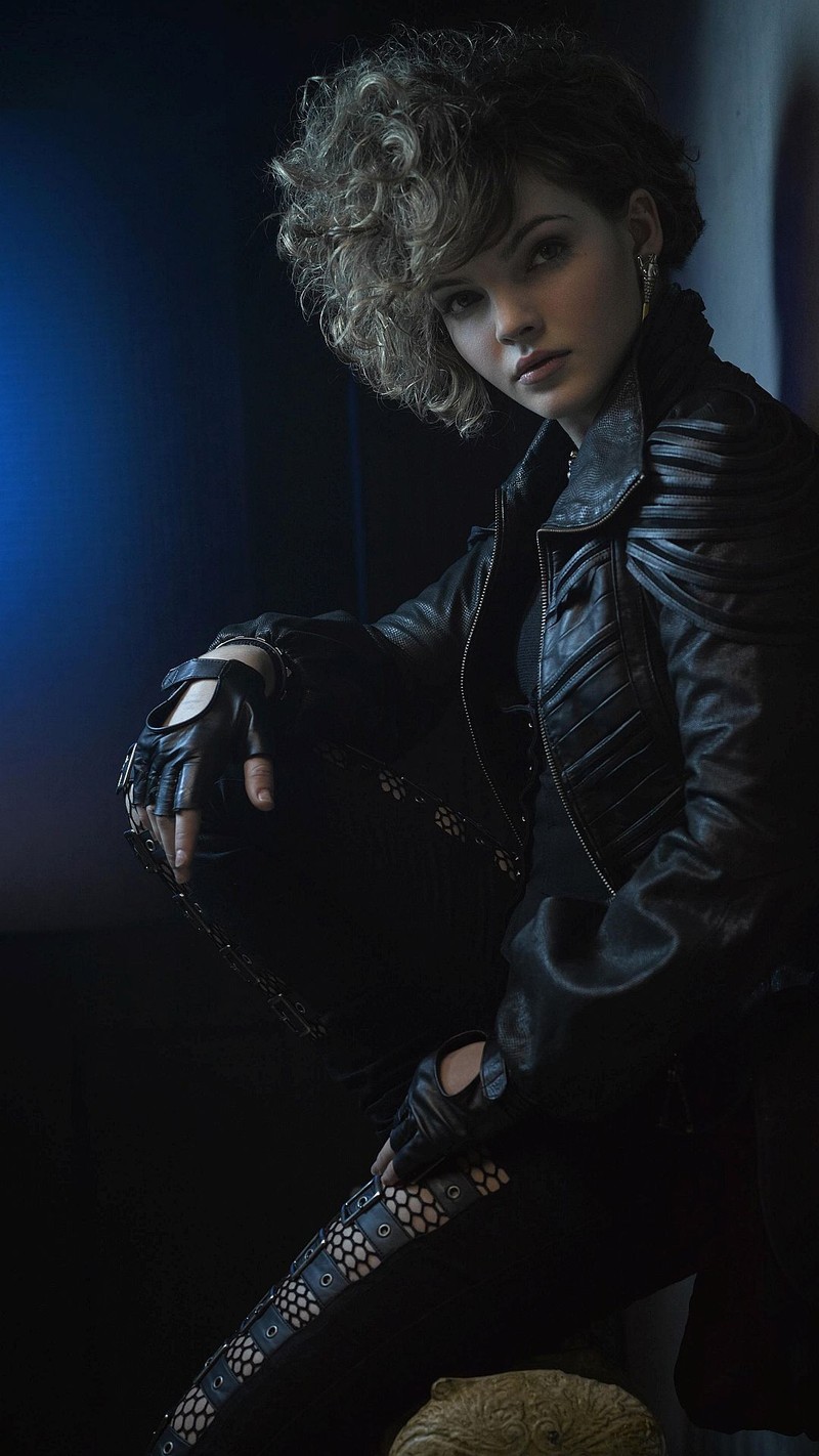 Женщина сидит на табурете с перчаткой на руке (camren bicondova, женщина кошка, catwoman, готэм, gotham)