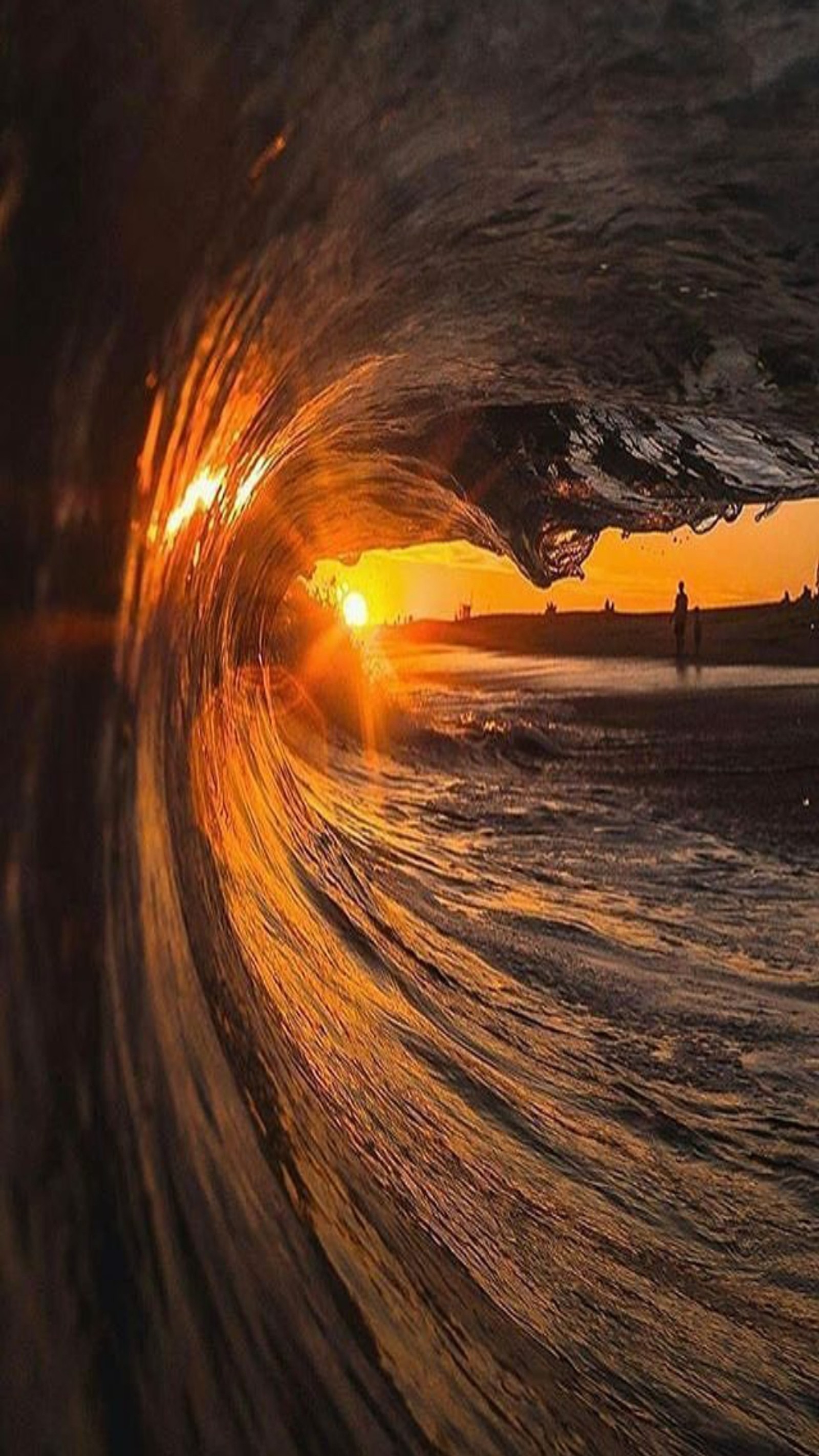 Vue arabe d'une vague se brisant dans l'océan au coucher du soleil (plage, paysage, nature, mer, soleil)