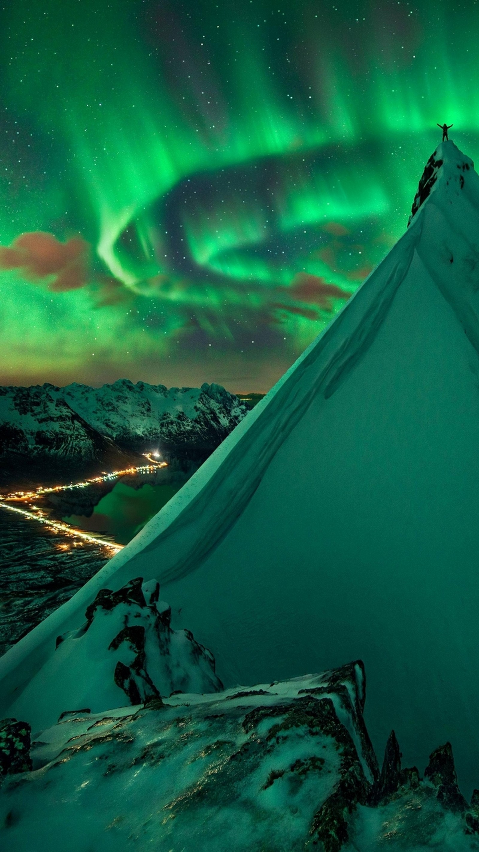 Mountains covered in snow and green lights in the sky (aurora, mountain, nature)