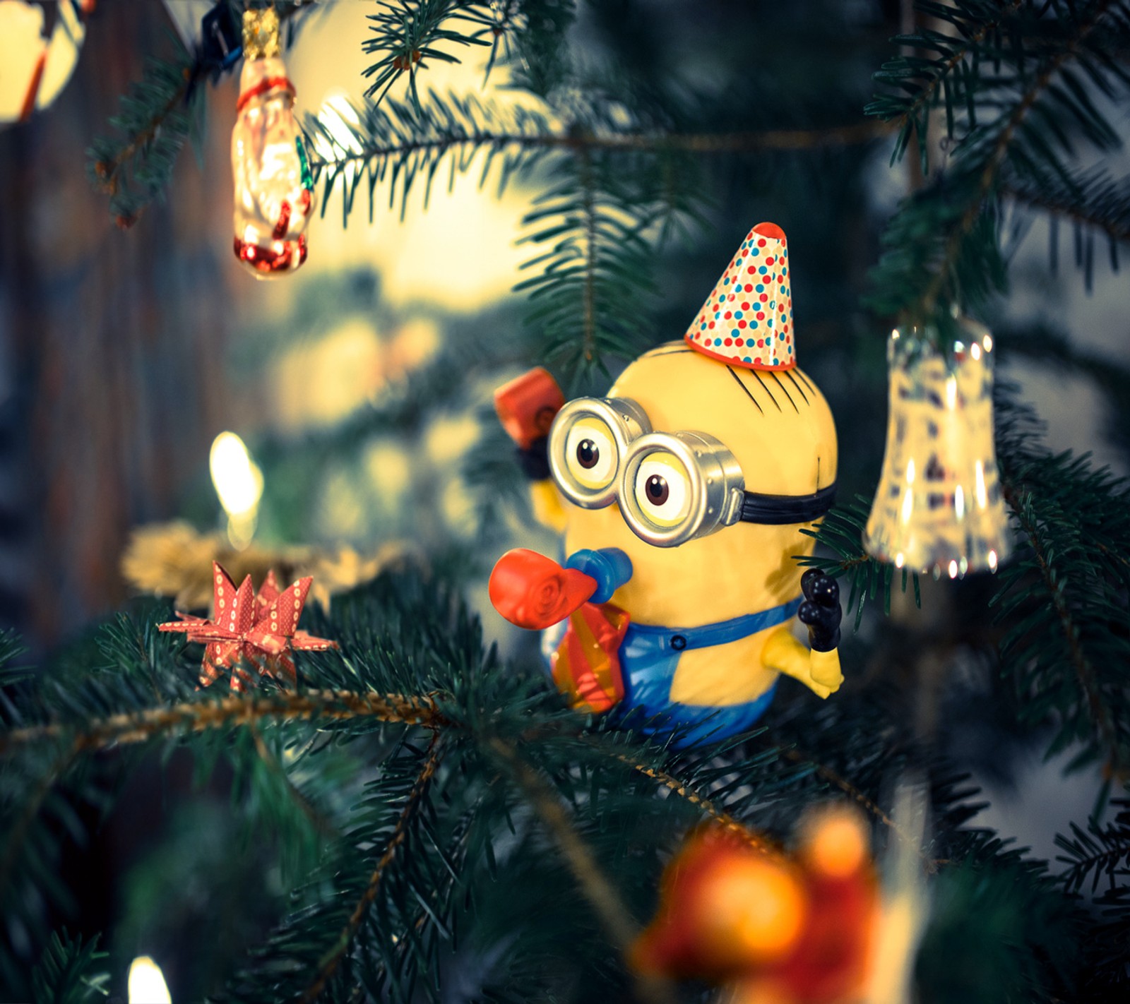 Hay un adorno de minion colgando de un árbol de navidad (navidad, lindo, decoración, minion, adorno)