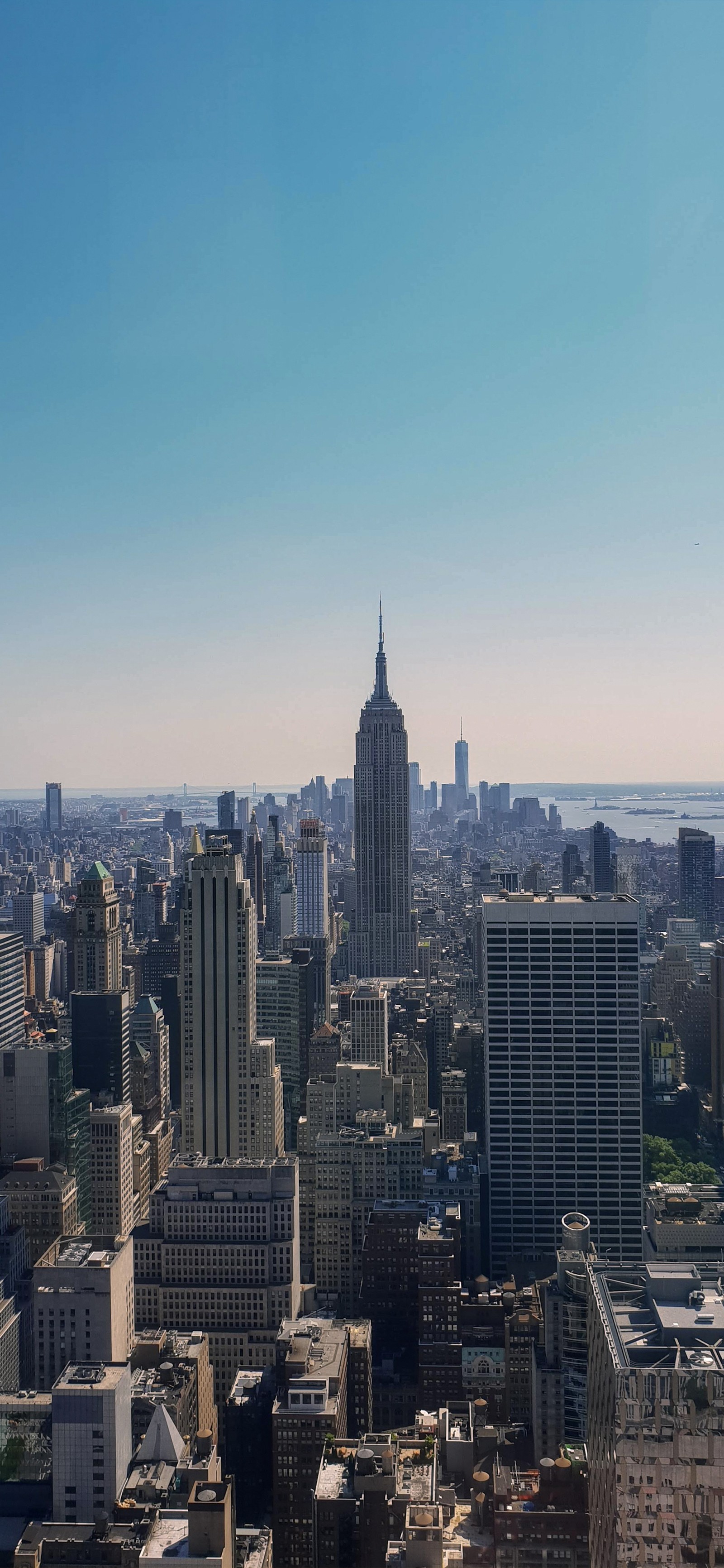 Vista árabe de una ciudad con muchos edificios altos (nueva york, new york city, cima de la roca, rascacielos, edificio)