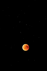 Eclipse de luna de sangre contra un cielo estrellado