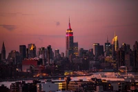 Empire State Building au coucher du soleil : Un icône lumineuse dans le paysage urbain