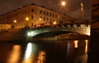 Reflexões noturnas de uma ponte histórica em São Petersburgo