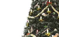 Arbre de Noël décoré de façon festive avec des ornements et des guirlandes