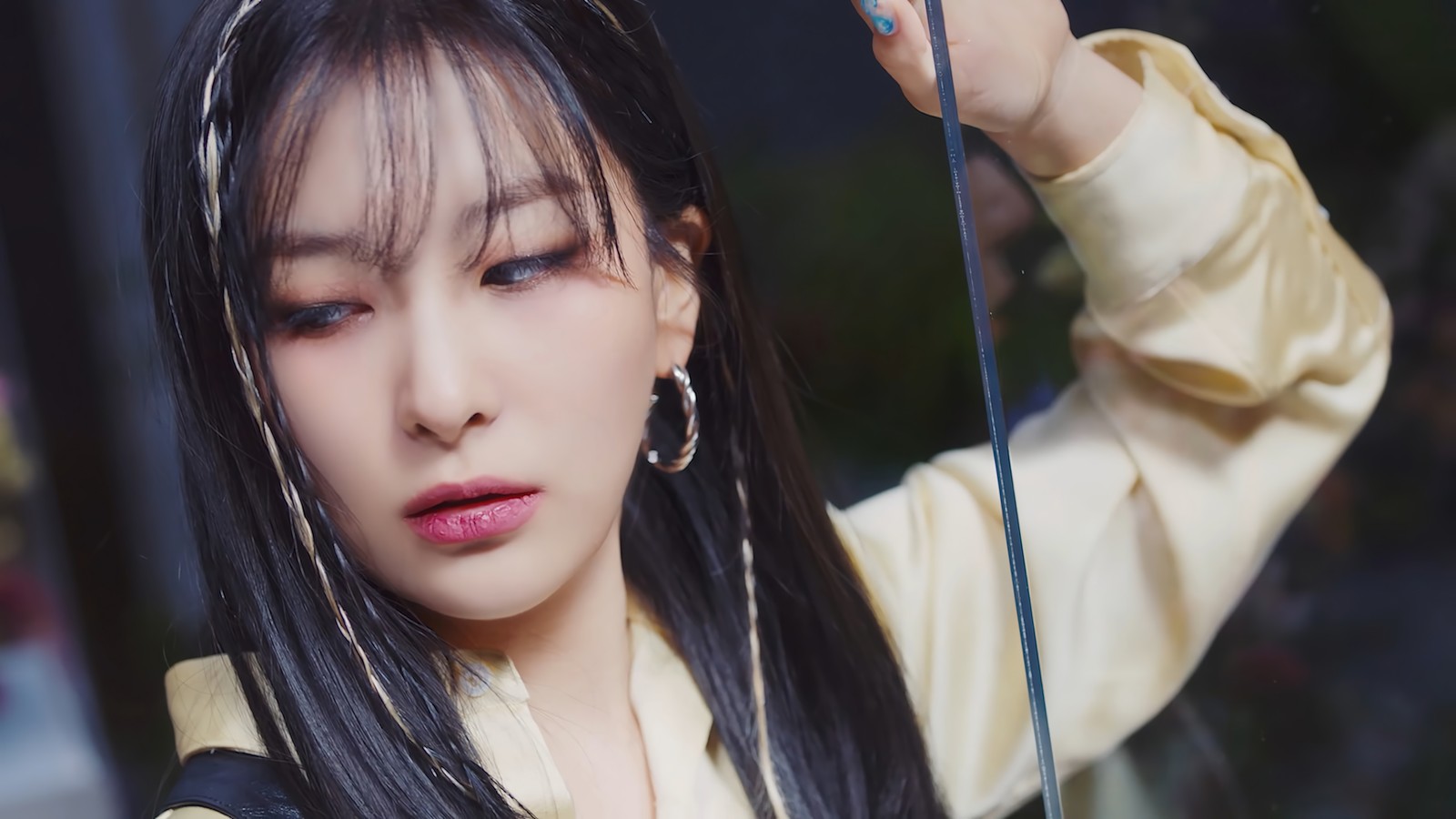 Un primer plano de una mujer con cabello largo sosteniendo un hilo (seulgi, 슬기, kang seul gi, 강슬기, red velvet)