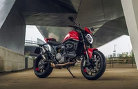 2021 Ducati Monster: Una Audaz Moto Roja en Arquitectura Urbana