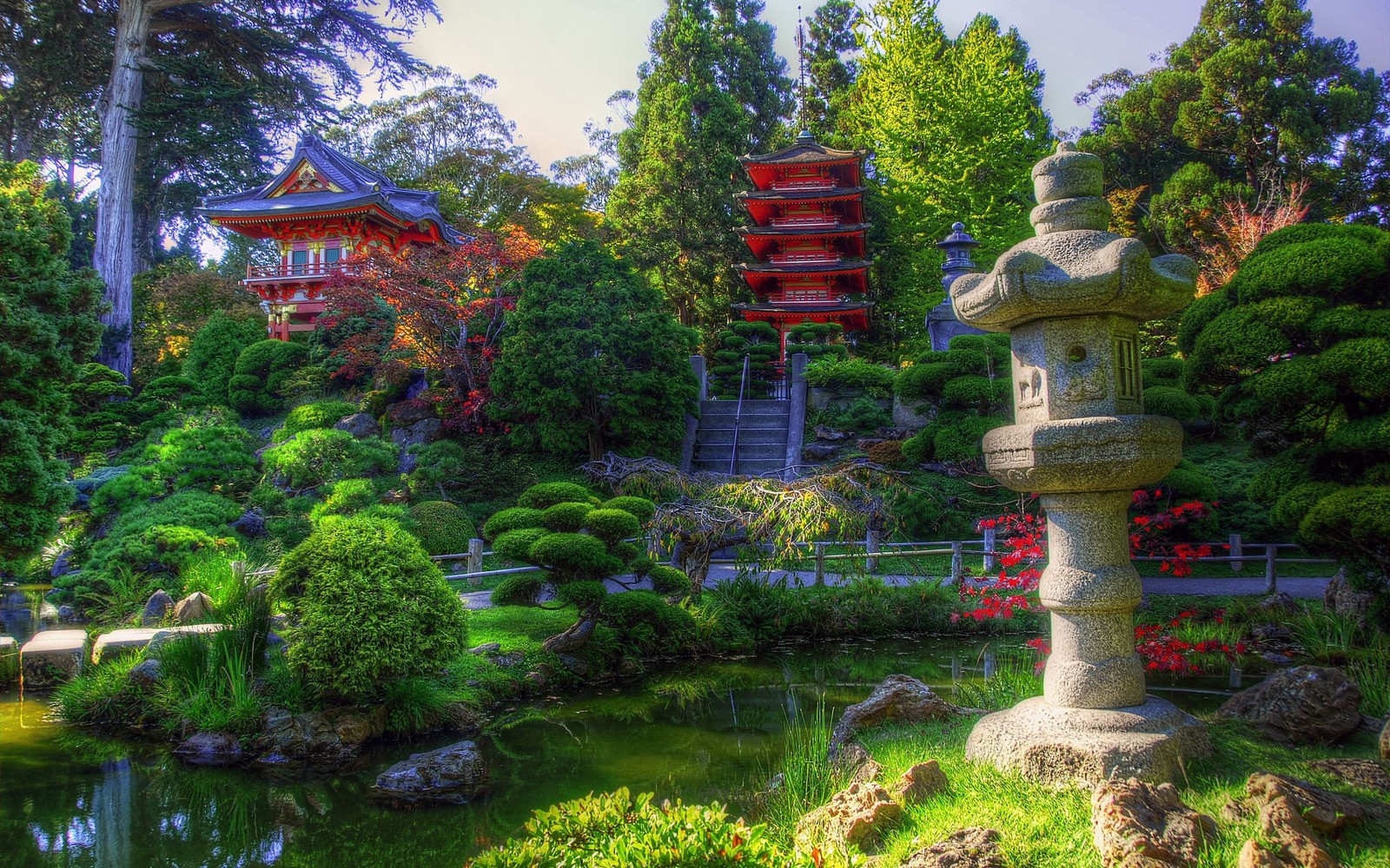 Une vue d'un jardin avec une pagode et un étang (jardin japonais, jardin, japon, nature, végétation)