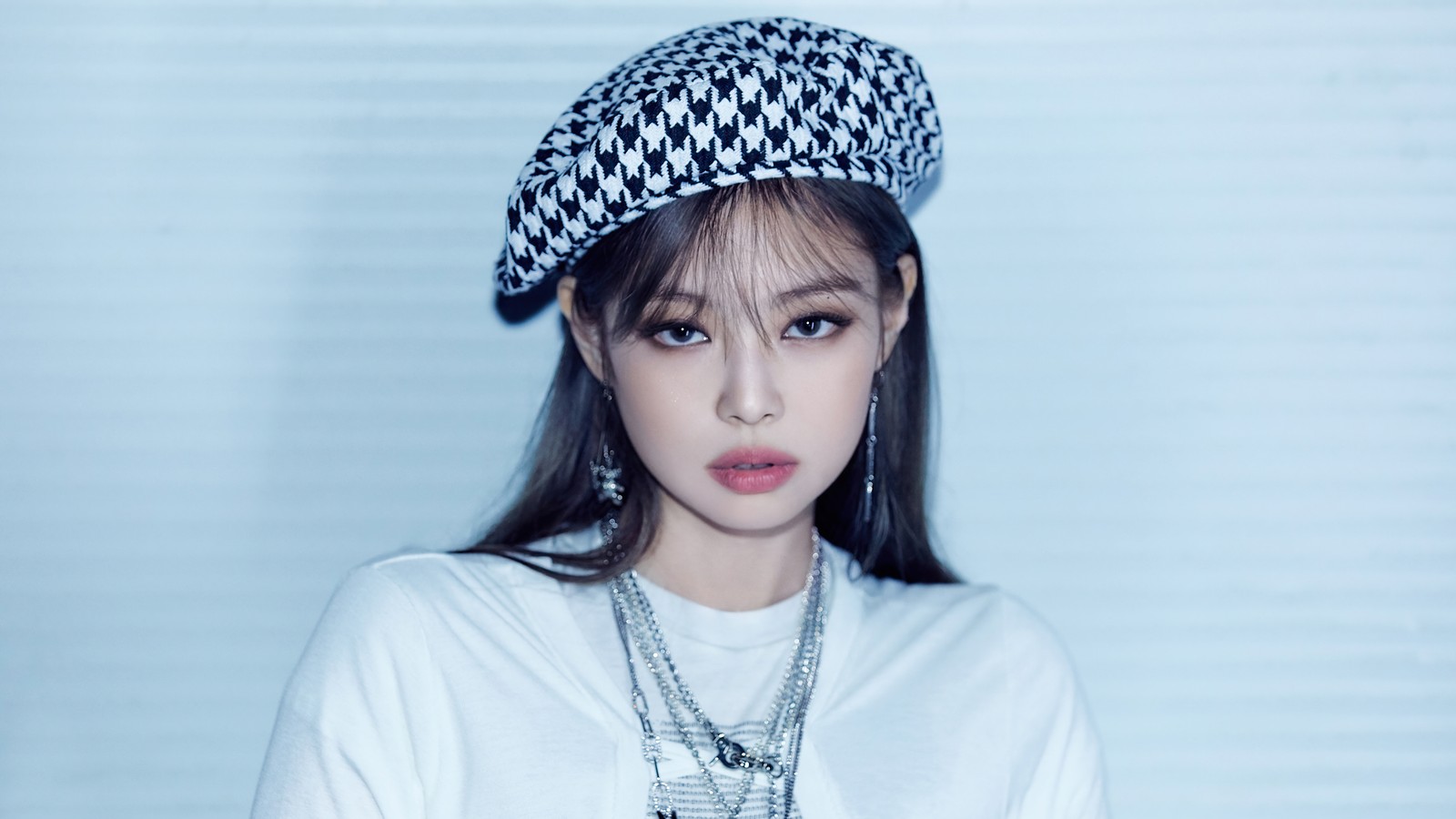 Gros plan d'une femme portant un chapeau et un collier (blackpink, 블랙핑크, kpop, k pop, coréen)