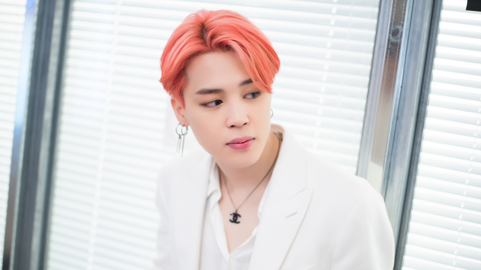 Un primer plano de una persona con cabello rojo y una chaqueta blanca (jimin, park ji min, bts, bangtan boys, kpop)