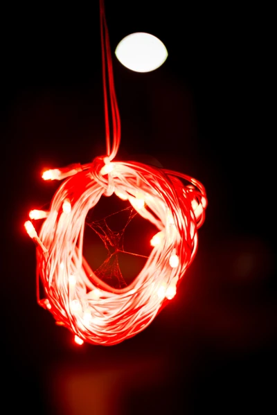 Círculo vermelho iluminado: Um design de luz na escuridão