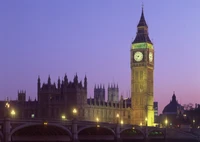 Casas del Parlamento iluminadas y Big Ben al anochecer