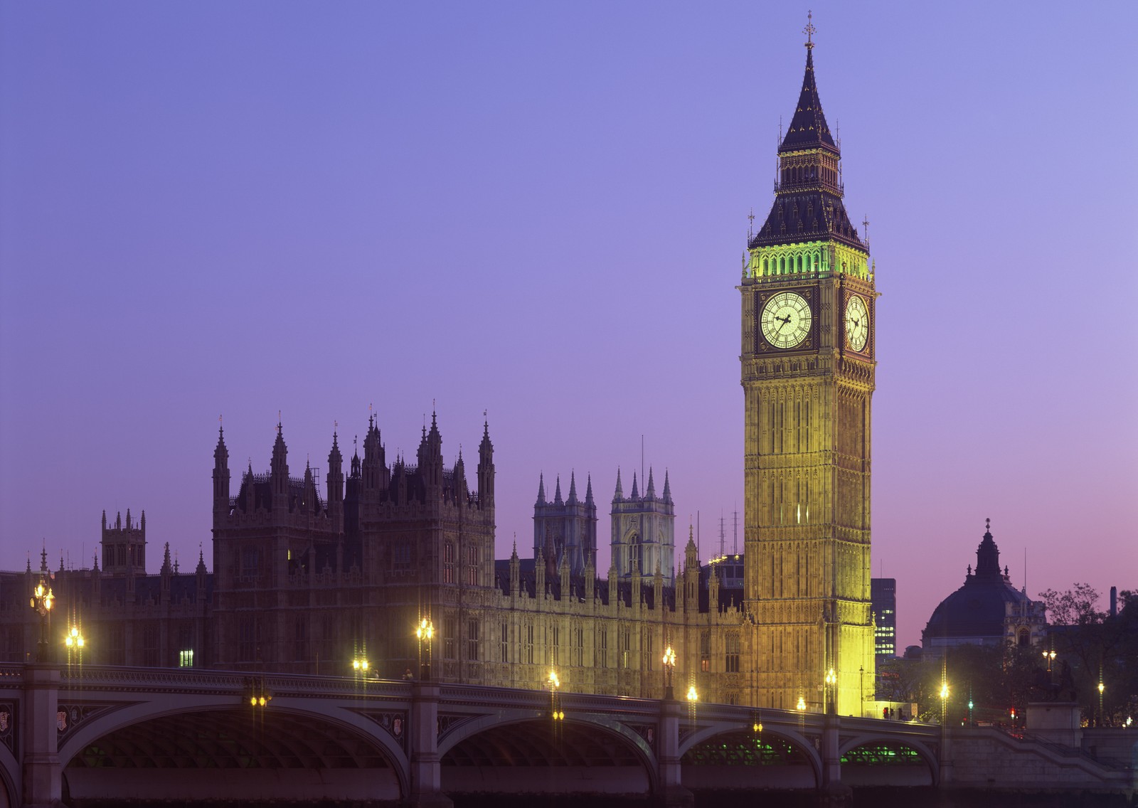 Vista decorada de una torre del reloj con un puente en primer plano (casas del parlamento, palacio de westminster, big ben, hito, torre del reloj)