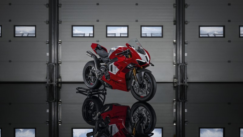 Мотоцикл припаркован в гараже с окнами и отражением (ducati panigale v4 r, 8k, спортивные мотоциклы, 5k, 2023)