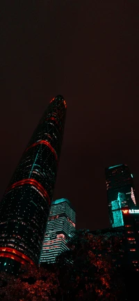 Lebendige Wolkenkratzer, die um Mitternacht in einer Metropole beleuchtet sind