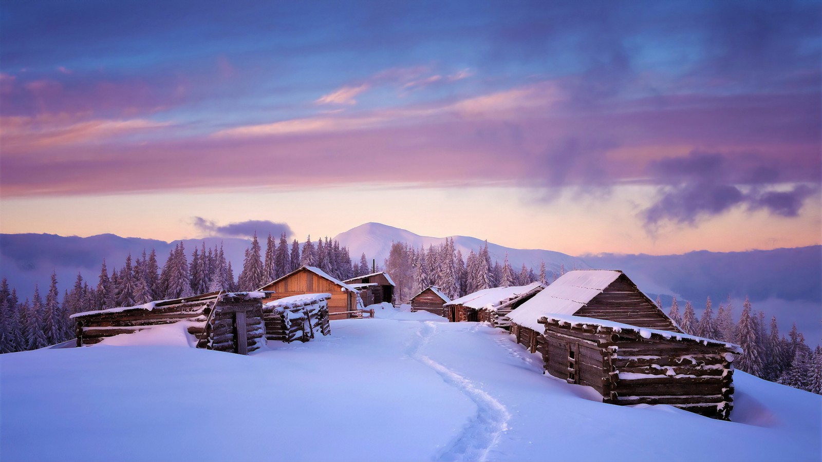 Une vue d'un chalet dans la neige avec une montagne en arrière-plan (hiver, paysage, neige, nature, montagne)