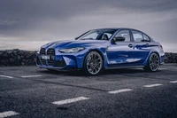 Sedã esportivo BMW M3 em azul marcante, capturado contra um céu dramático