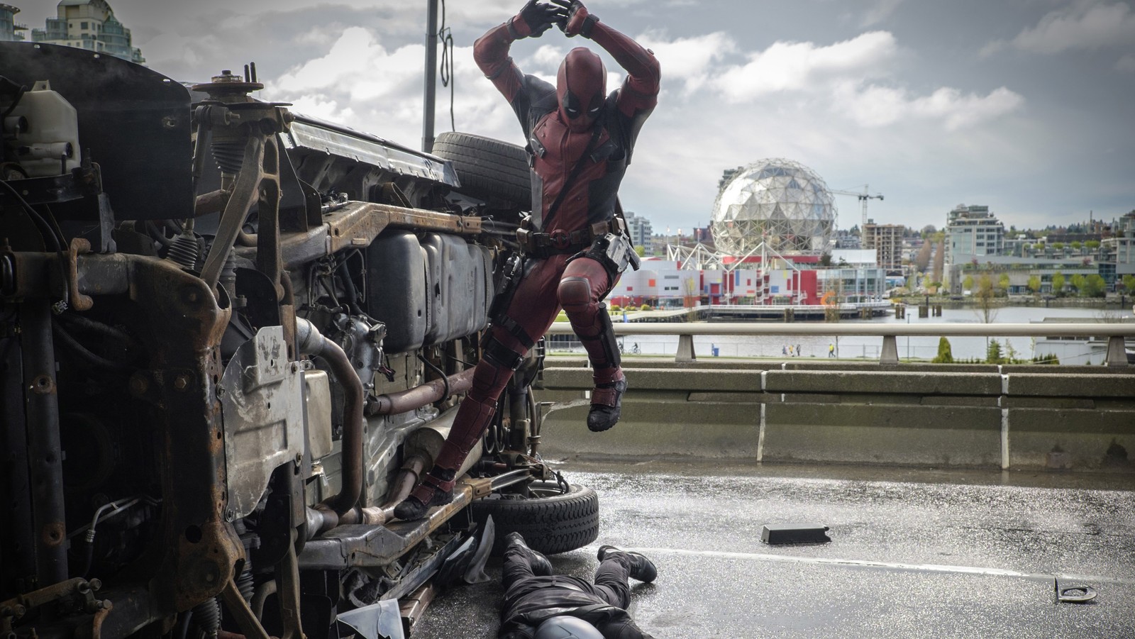 Un homme en costume rouge se tenant sur un camion (statue, acteur, effets visuels, réalisateur, film)