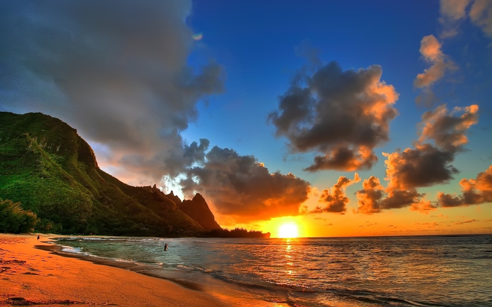 Vue d'une plage avec un coucher de soleil et une montagne en arrière-plan (nature, mer, horizon, nuage, la côte)