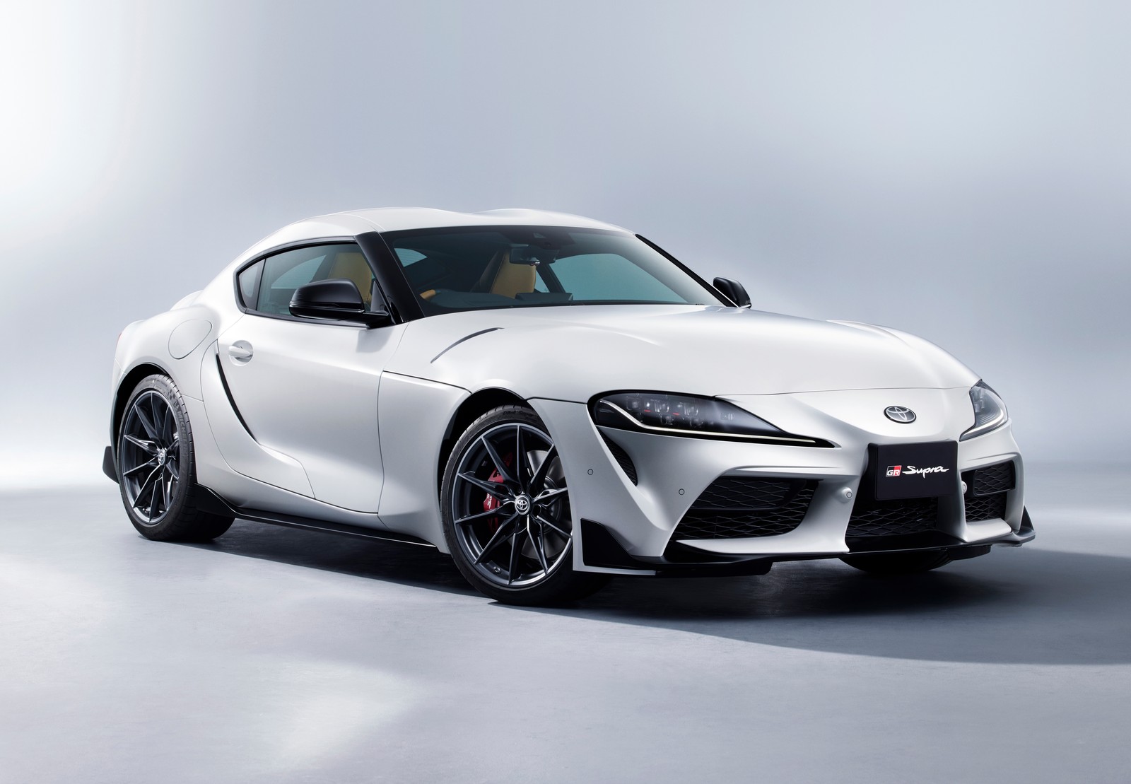 Um close de um carro esportivo branco em um fundo cinza (toyota gr supra rz matte white edition, 2022, 5k, carros, papel de parede 4k)