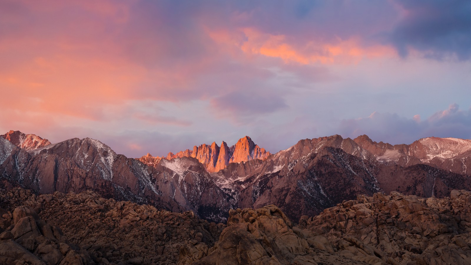 Une vue des montagnes au coucher du soleil avec un ciel rose (macos sierra, sierra nevada, chaîne de montagnes, soir, ensoleillement)