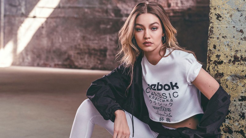 Женщина, сидящая на стуле в комнате со стеной (джиджи хадид, gigi hadid, модель, блондинка, знаменитость)