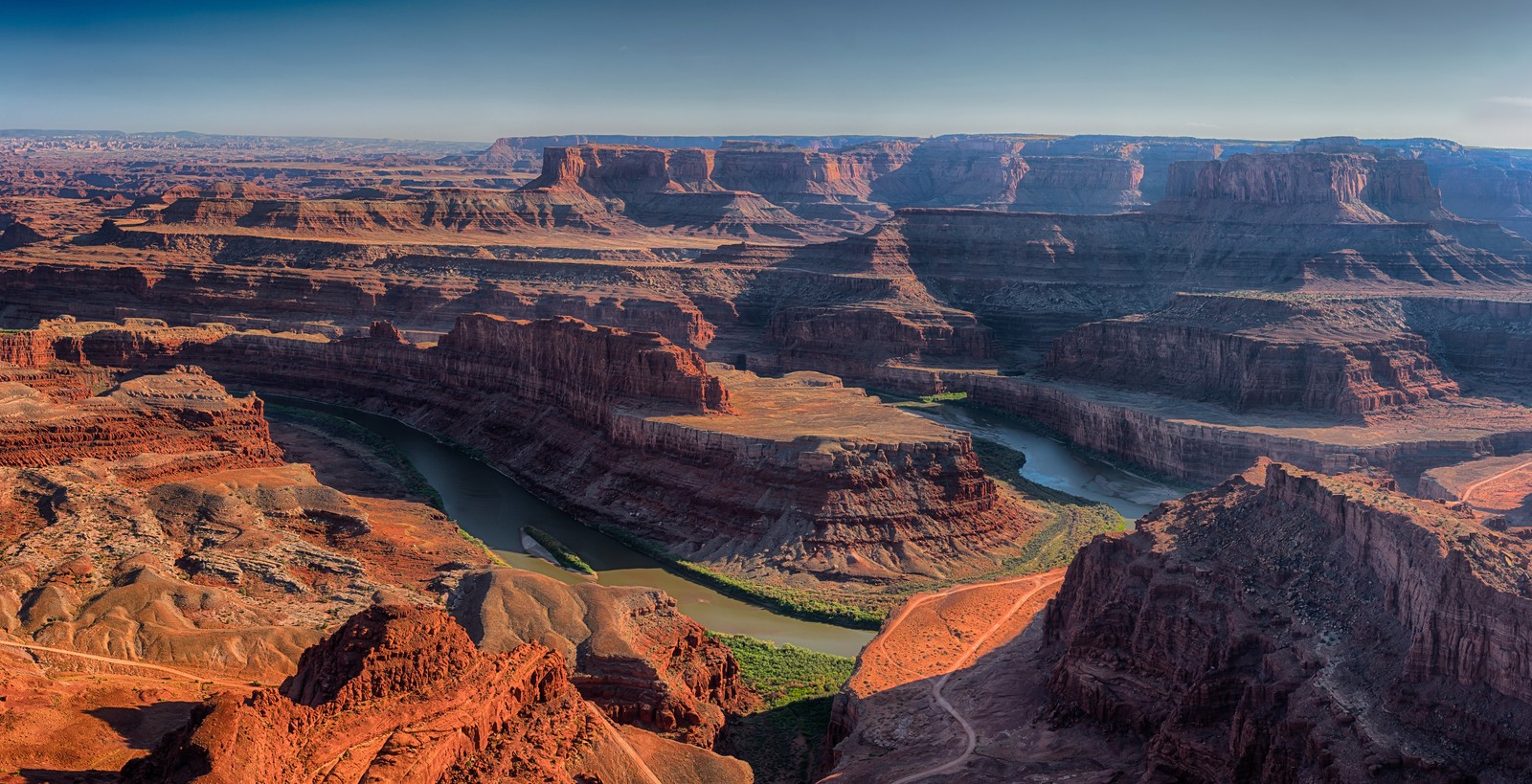 Uma vista de um cânion com um rio passando por ele (parque, cânion, parque estadual, badlands, paisagem natural)