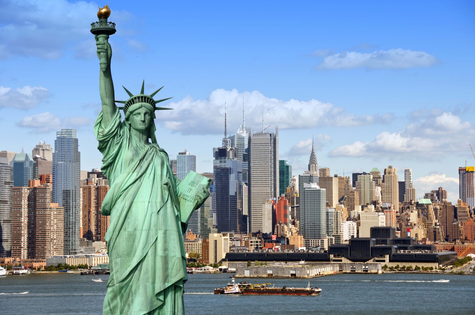 La statue de la liberté devant un horizon urbain avec un bateau sur l'eau (statue de la liberté, monument national de la liberté, statue, sculpture, horizon)