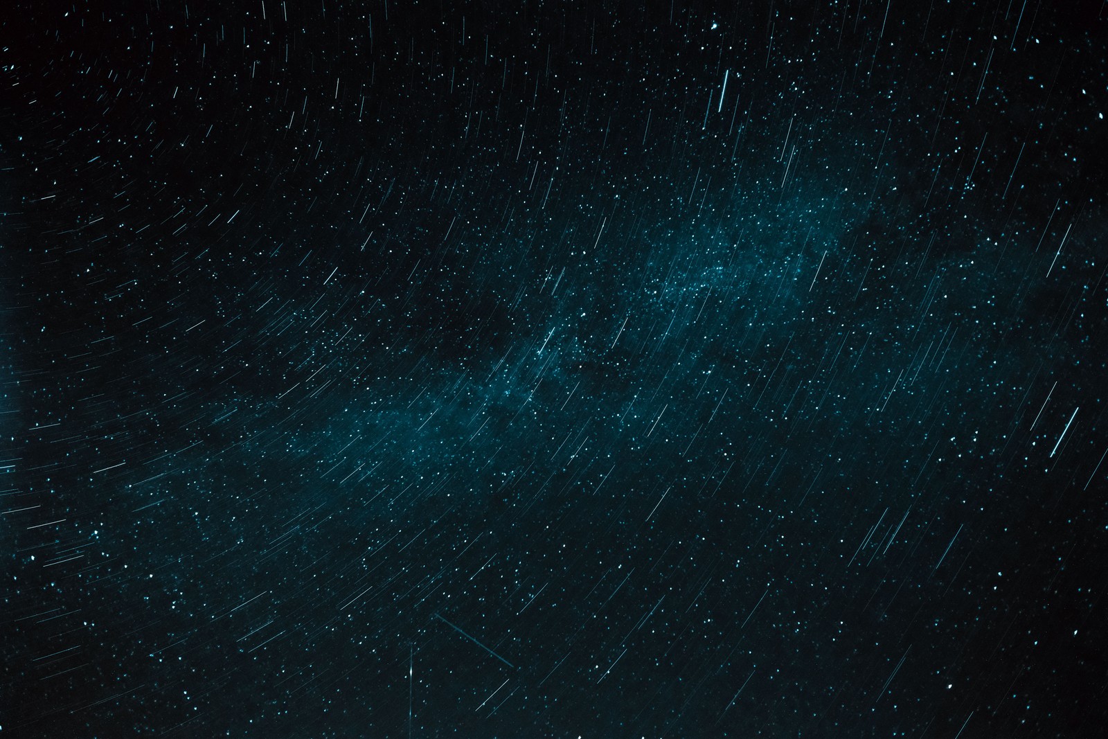 Um close do céu noturno com estrelas e um avião (preto, azul, atmosfera, escuridão, noite)