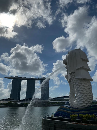 Фонтан Мерлион с Marina Bay Sands в Сингапуре под кучевыми облаками