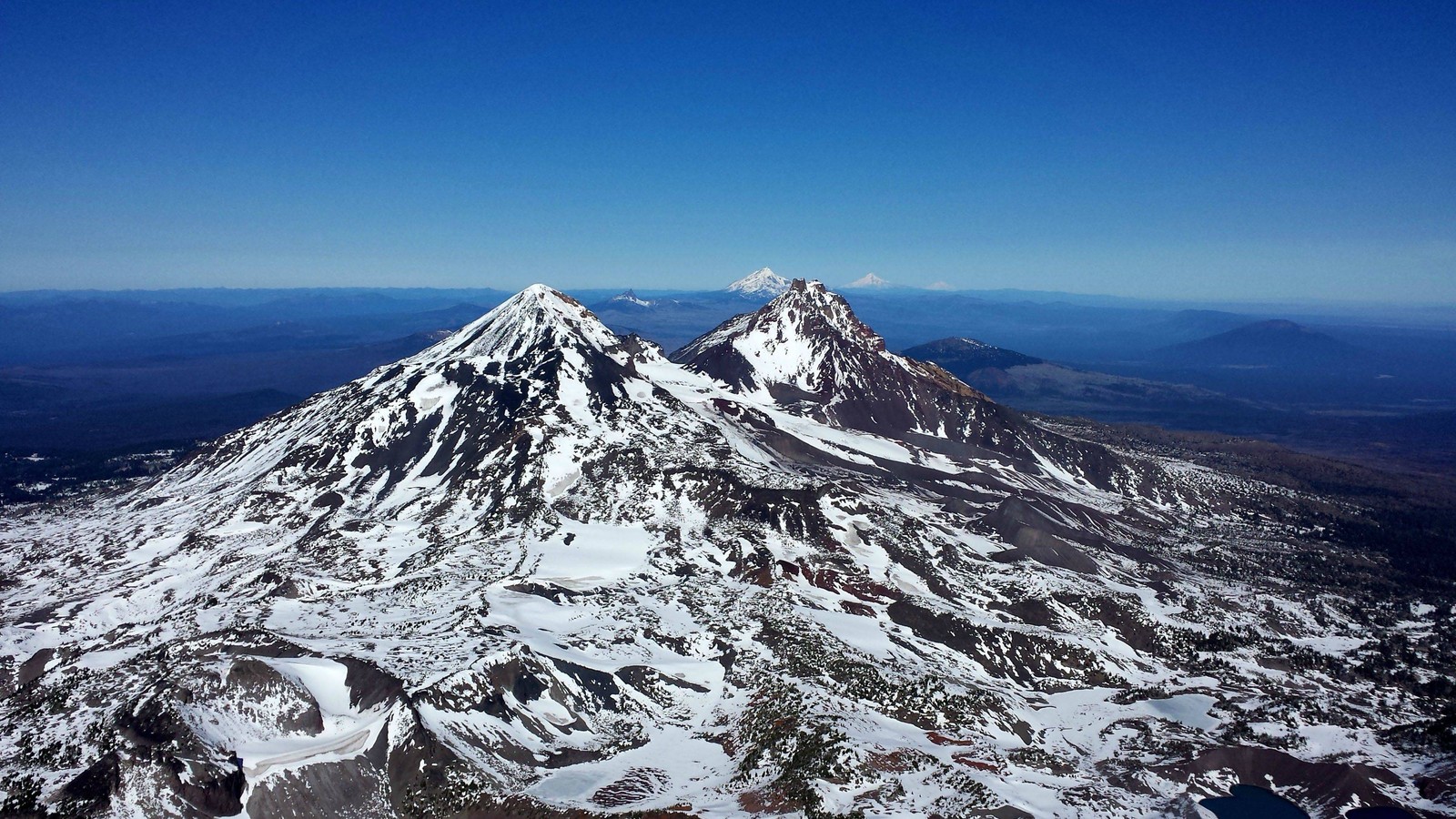 Montanha arafed com neve no topo e um céu azul claro (vulcão, estratovulcão, formas montanhosas, montanha, cadeia de montanhas)