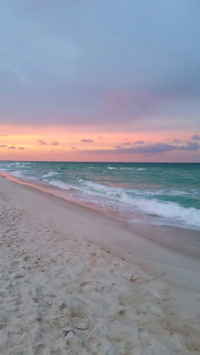 Lever de soleil serein sur des vagues de plage tranquilles