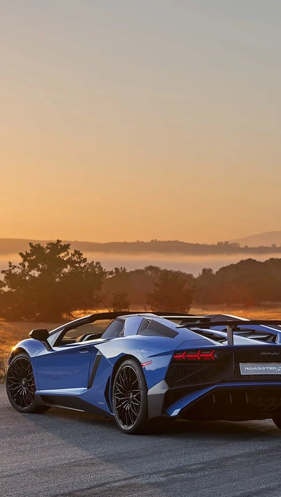 Lamborghini Aventador: Ein atemberaubender blauer Roadster bei Sonnenaufgang