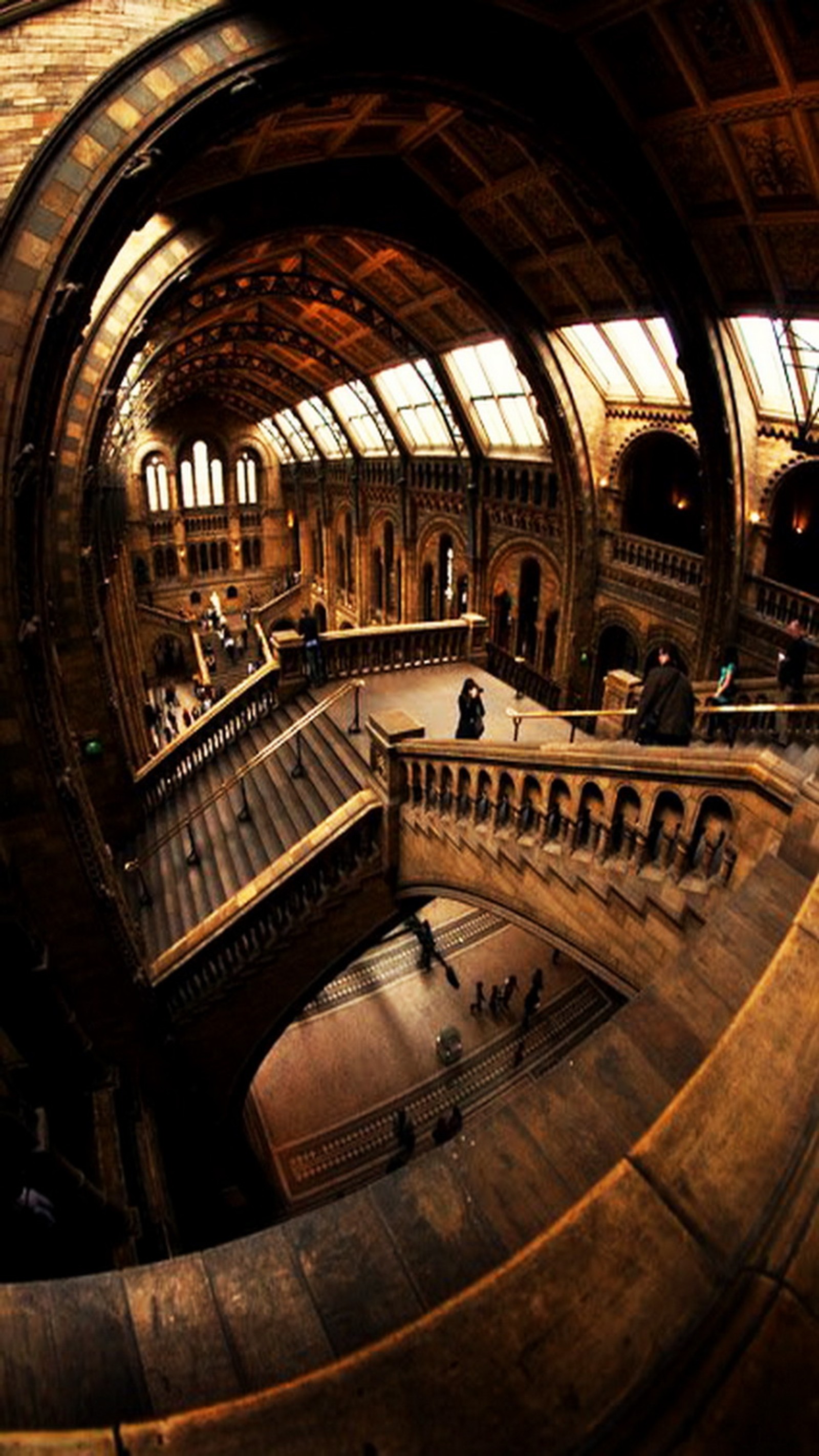 Vista aérea de um grande edifício com uma escada e um relógio (londres, london, museu)