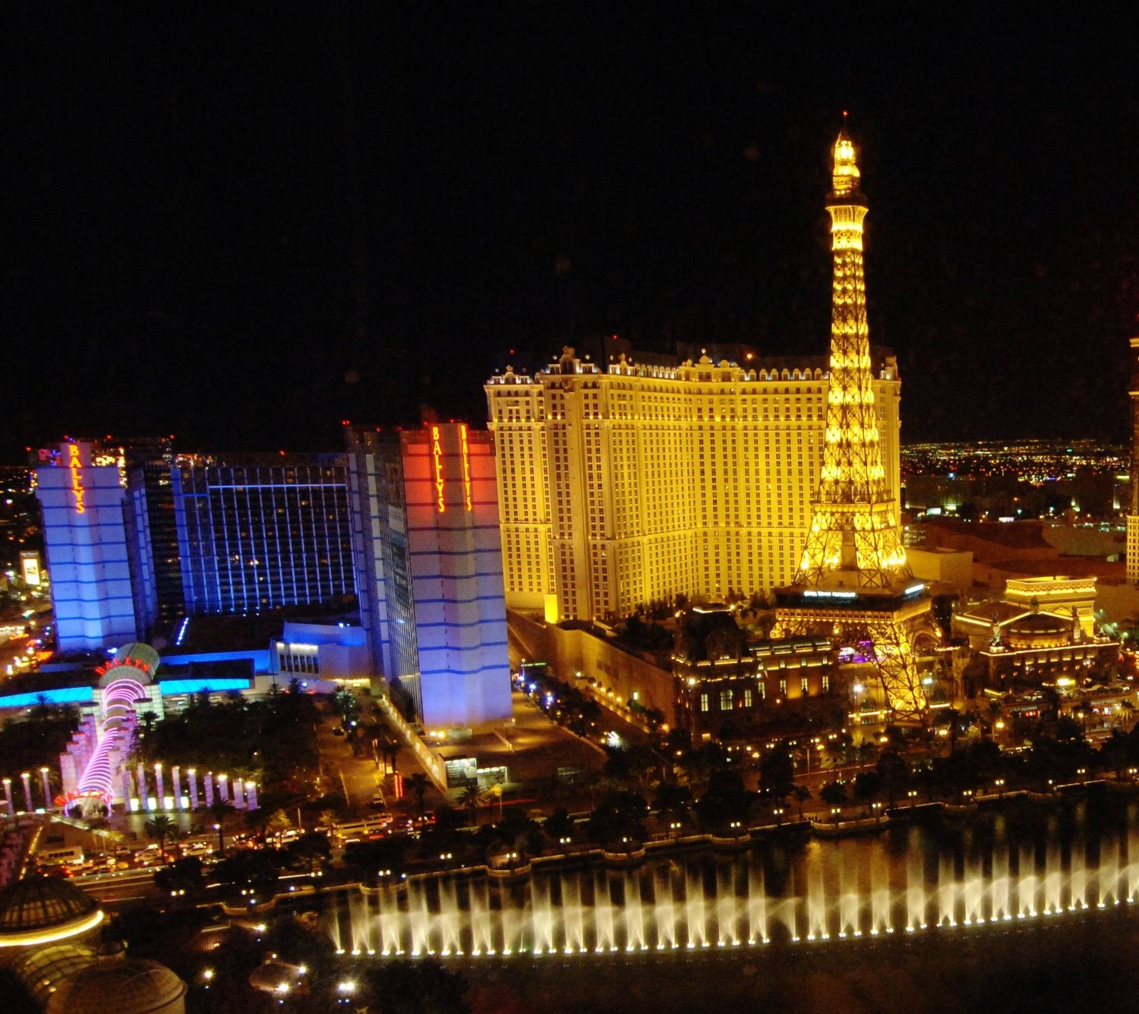 Vue d'une ville la nuit avec une fontaine et des bâtiments (hd, las vegas, nouveau)