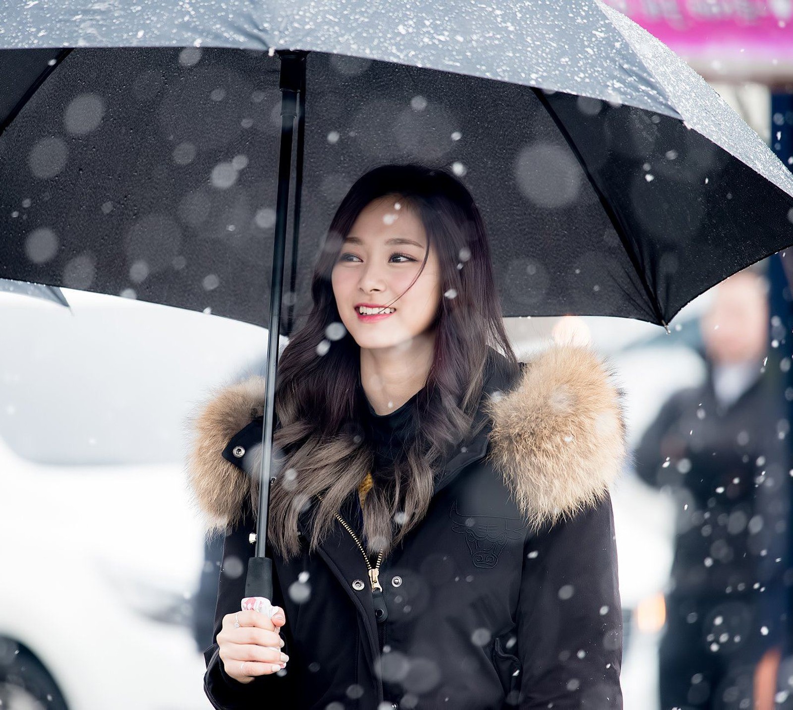 Mulher segurando um guarda-chuva na neve enquanto caminha pela rua (coreia, uma vez, neve, tt, duas vezes)