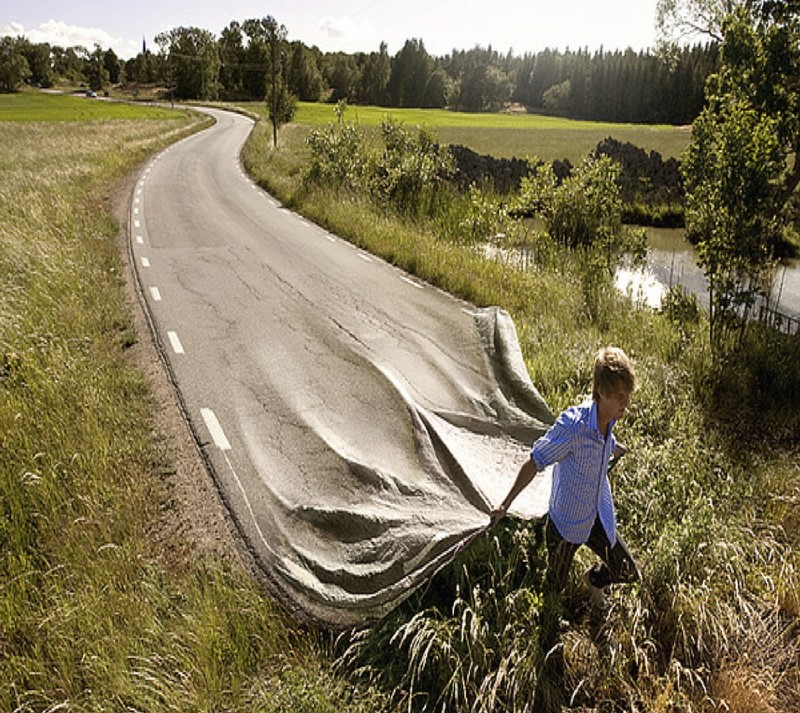 Мальчик стоит на дороге с тентом (old road)