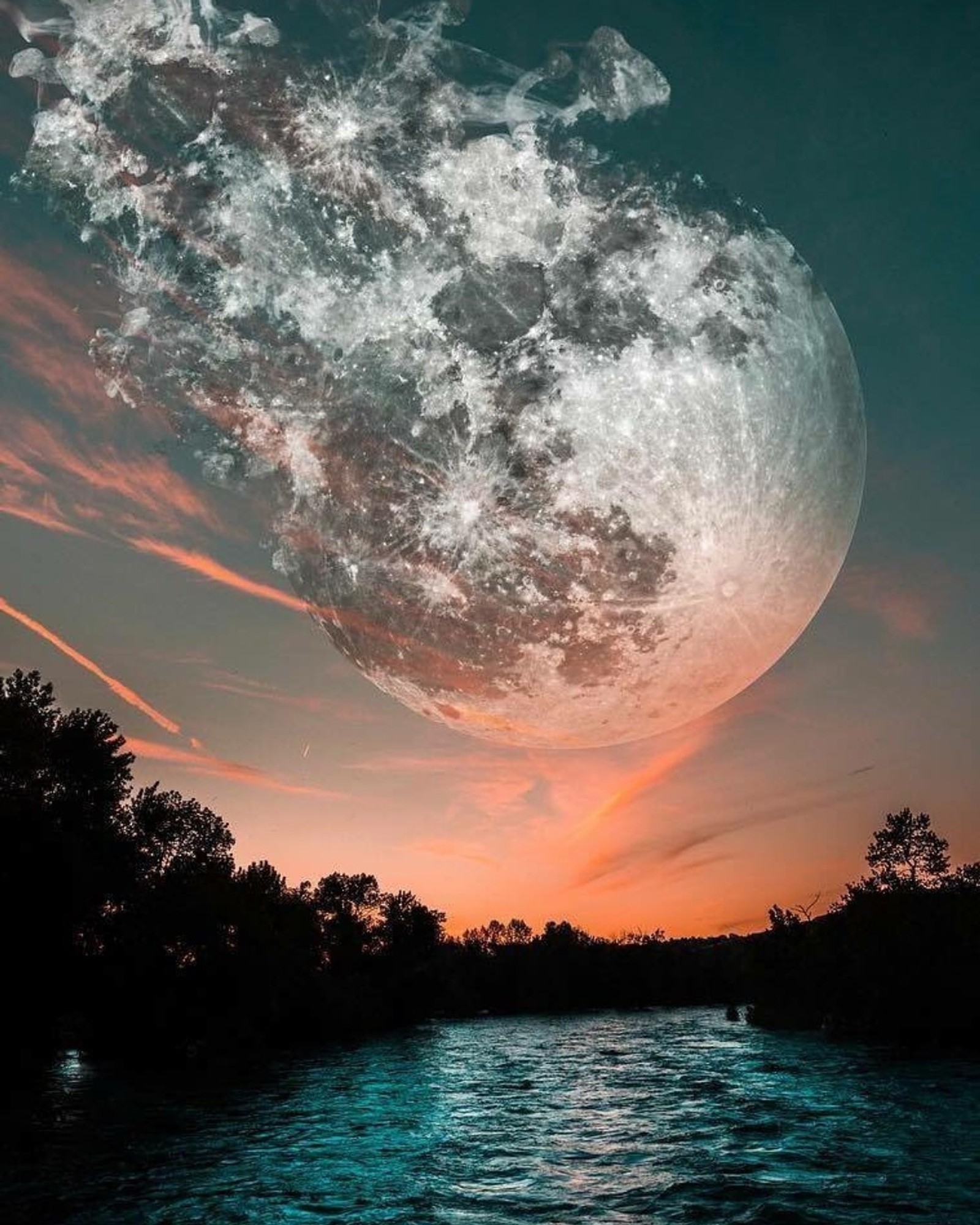 Une vue d'une pleine lune se levantant sur une rivière avec des arbres. (bleu, nuage, nuages, éclairage, nature)