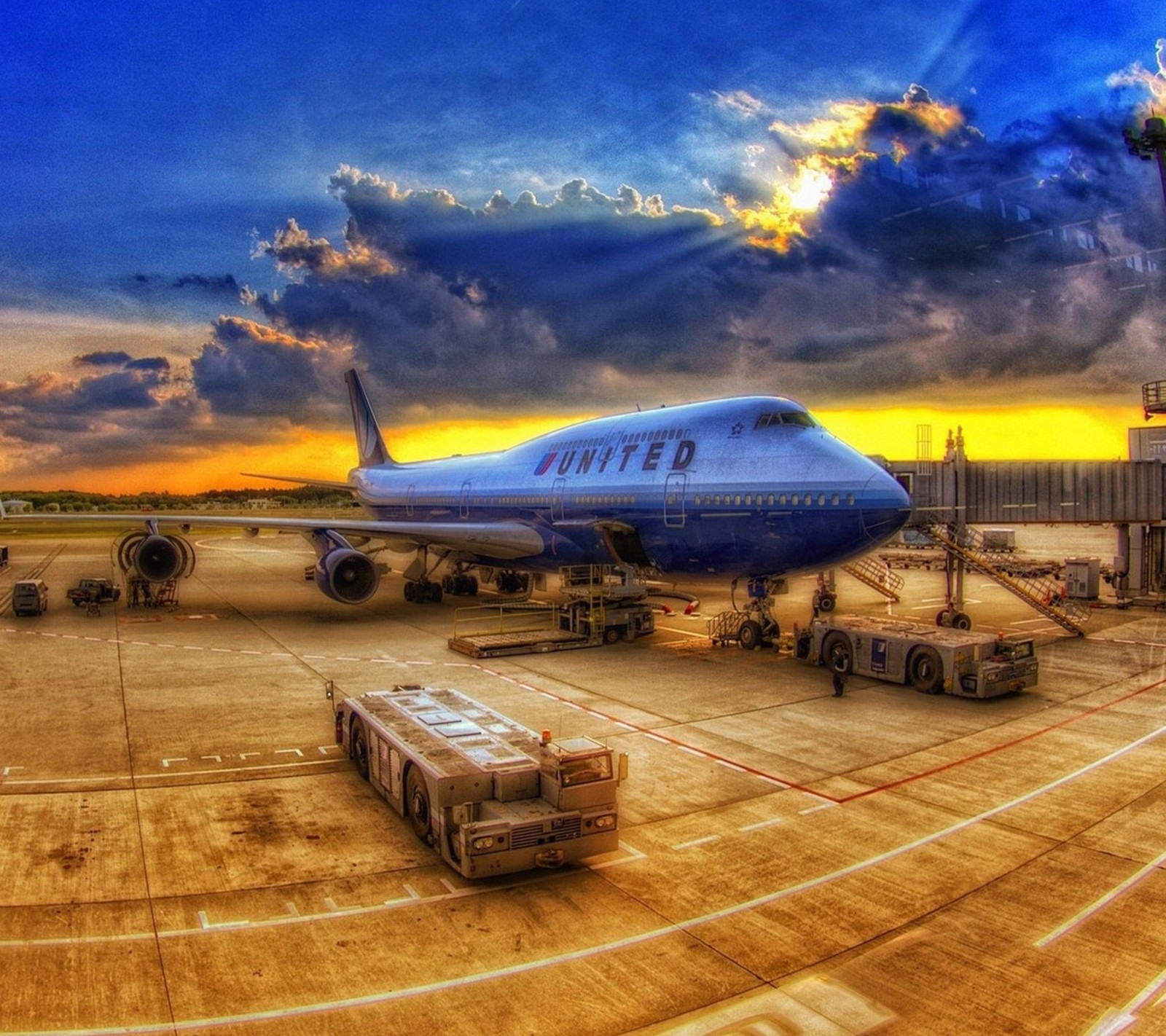 Une vue aérienne d'un avion garé à un aéroport avec un camion de fret (2160x1920, fond décran hd, samsung galaxy s4)