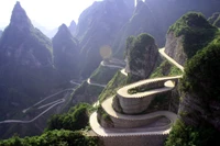 Escénica carretera sinuosa a través del impresionante paisaje de la montaña Tianmen.