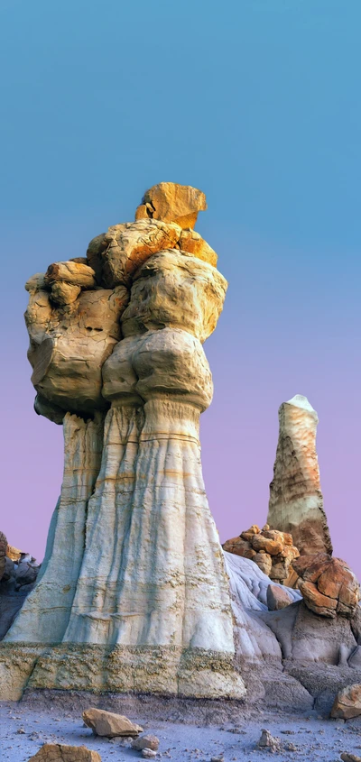 Esculturas de basalto majestuosas contra un cielo vibrante