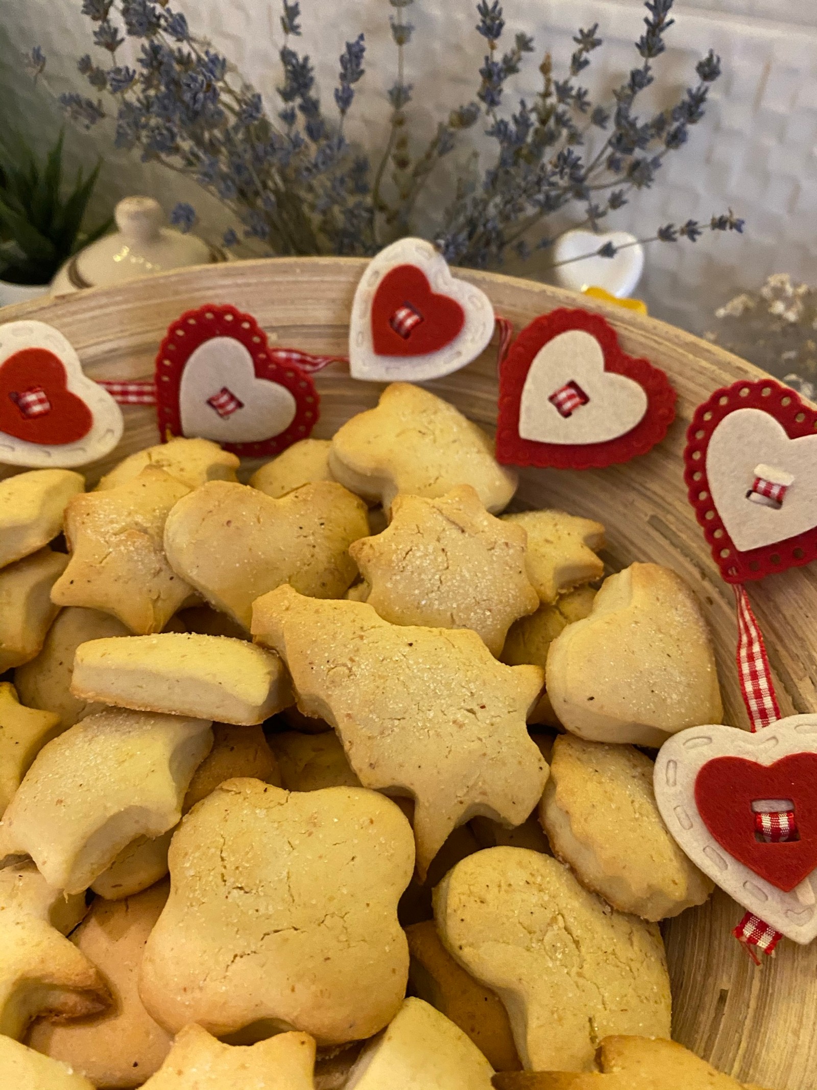 Hay galletas en un tazón con corazones y estrellas en ellas (lebkuchen, pan de jengibre, horneado, comida para llevar, galleta)